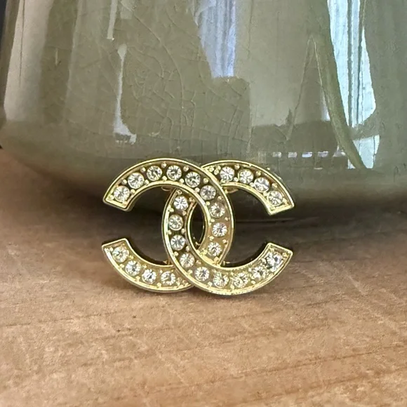 Gold tone double CC brooch - Picture 2 of 5